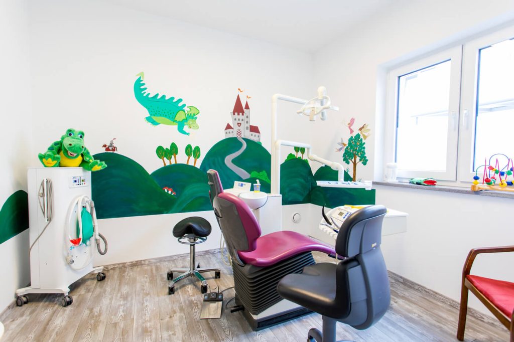 Ein spezielles Praxiszimmer zur Behandlung von Kindern im Märchen-Look