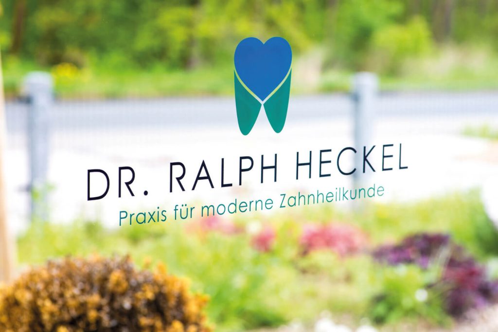 Dr. Ralph Heckel Logo auf einer Glaswand