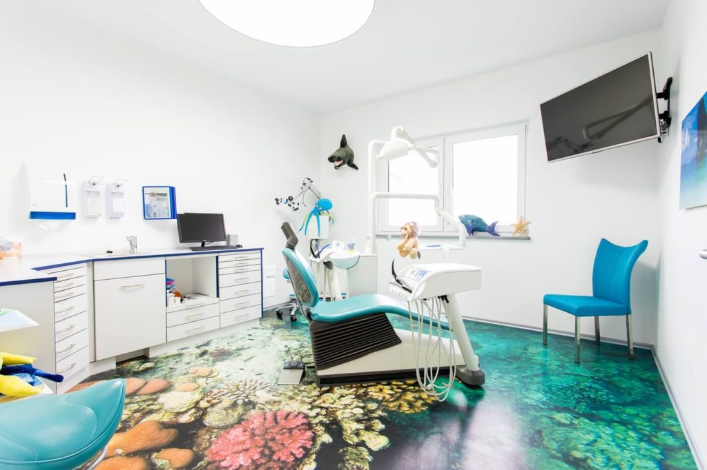 Ein weiteres Zimmer zur Behandlung von Kindern mit Meeres-Look